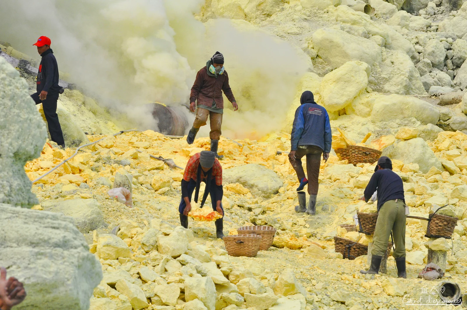 kawah-ijen-extraction-soufre