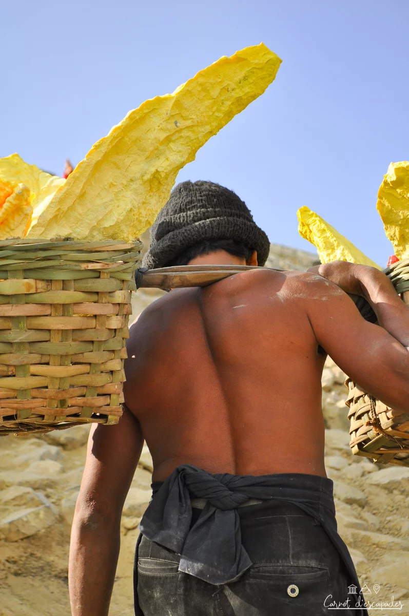 kawah-ijen-porteur-soufre