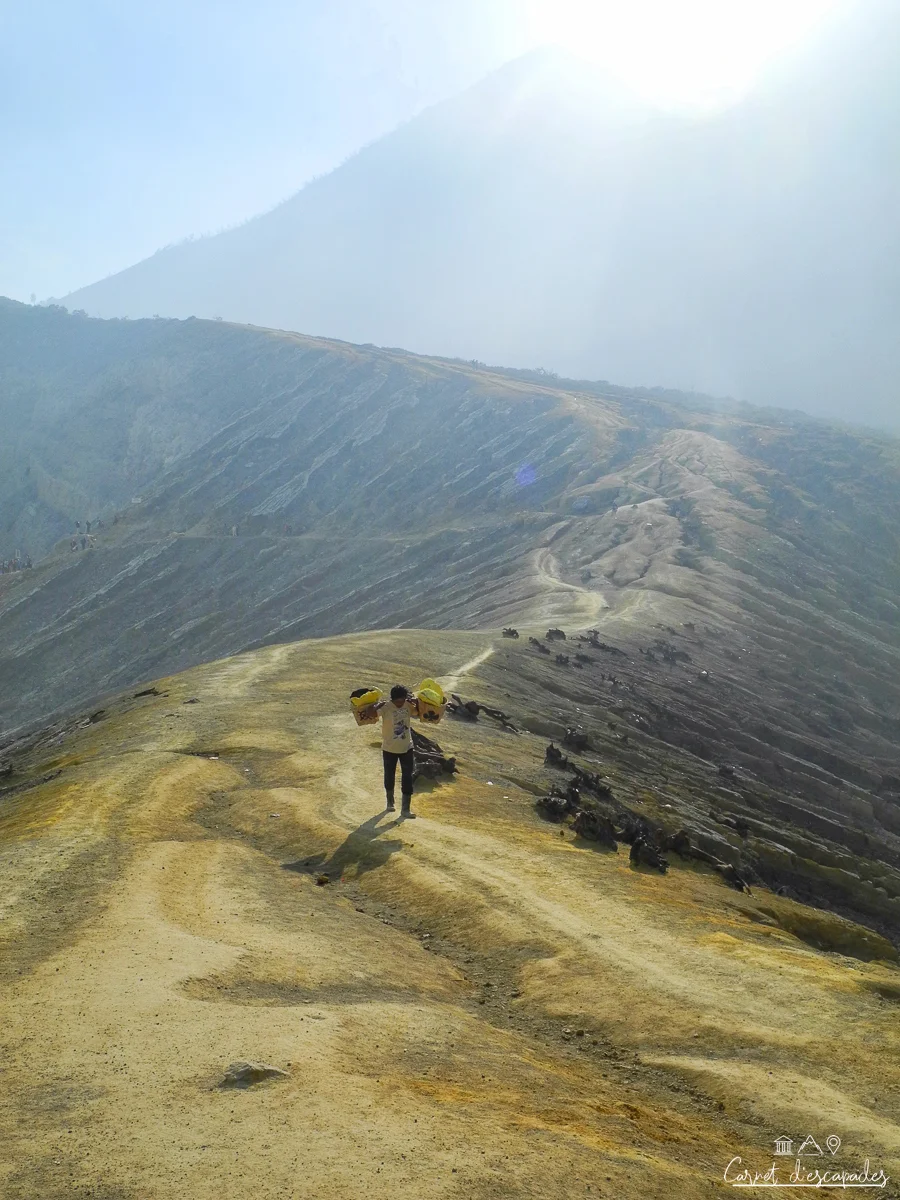 kawah-ijen-porteur