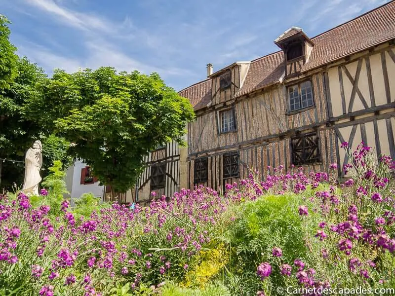 bergerac-statue-cyrano