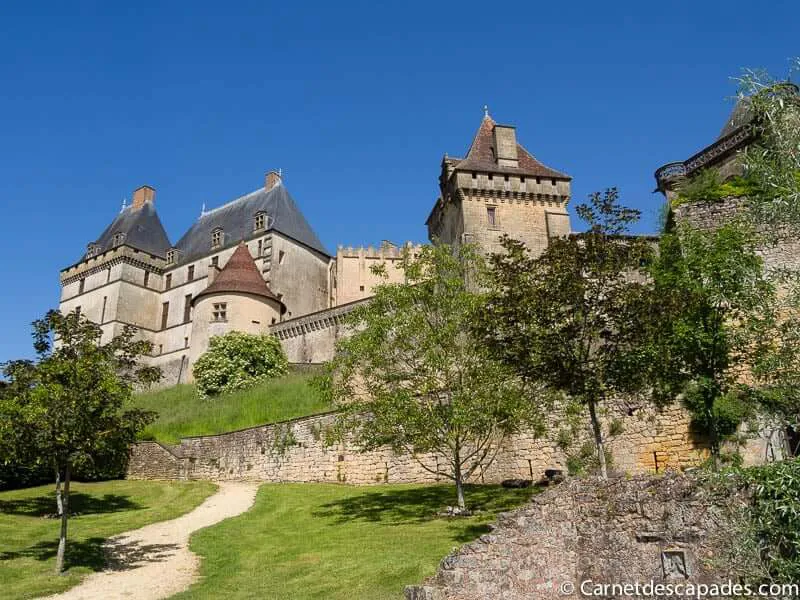 chateau-biron-exterieur