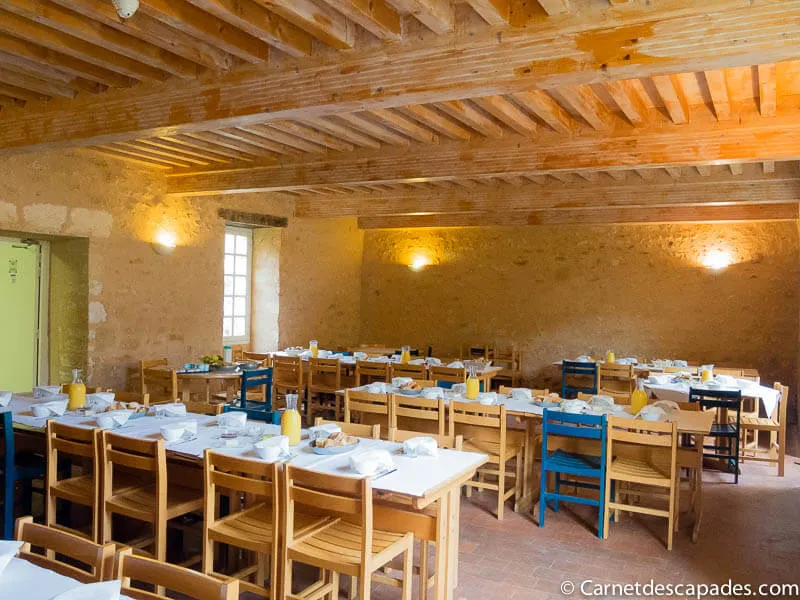 refectoire-auberge-jeunesse-cadouin
