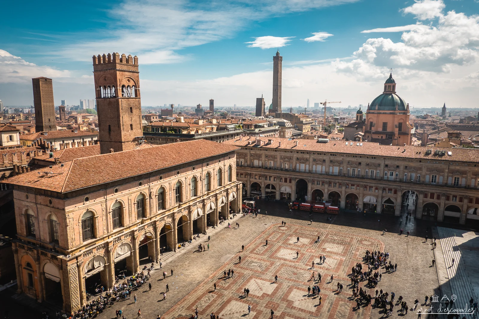 piazza-maggiore-vue-tour-horloge