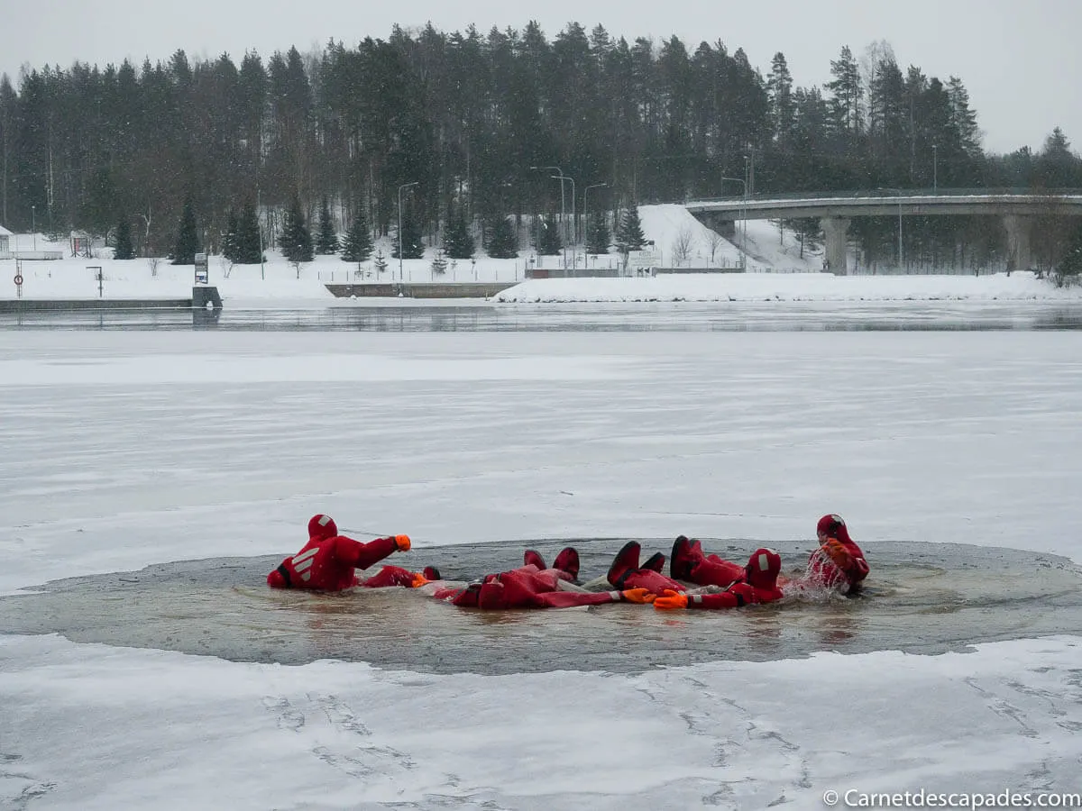 flotter-eau-glacee-finlande