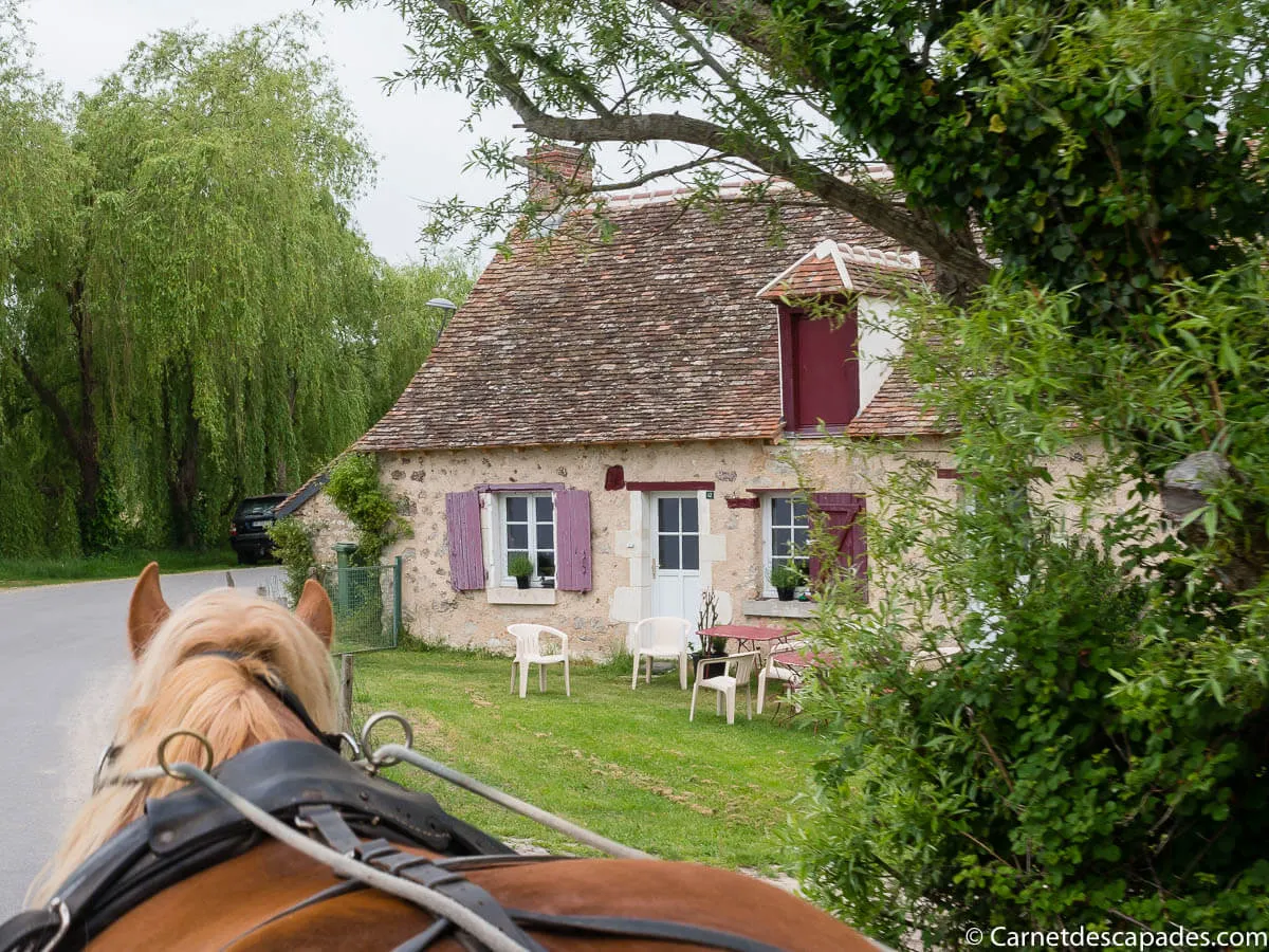 roulotte-brenne-maison-pierre