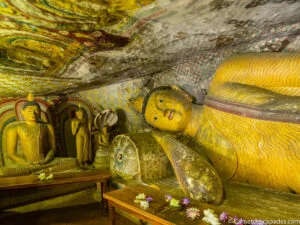 bouddha-couche-dambulla-cave