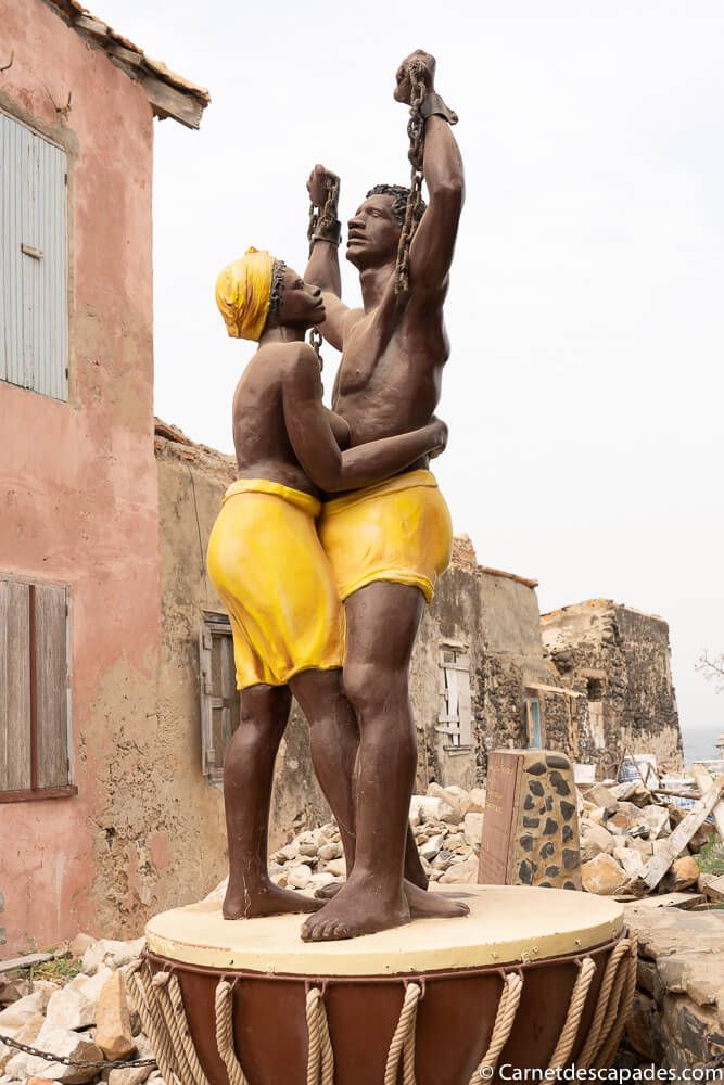 statue-liberation-esclavage-goree