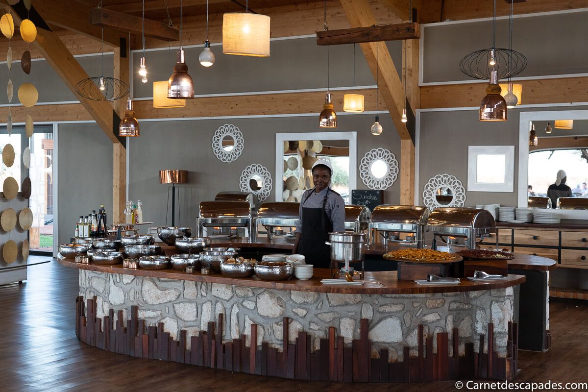 buffet-kalahari-anib-lodge