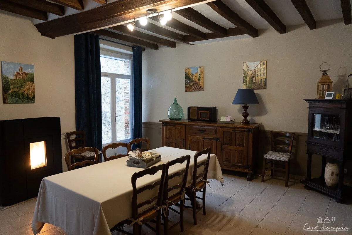 gite-fleur-lys-salle-manger