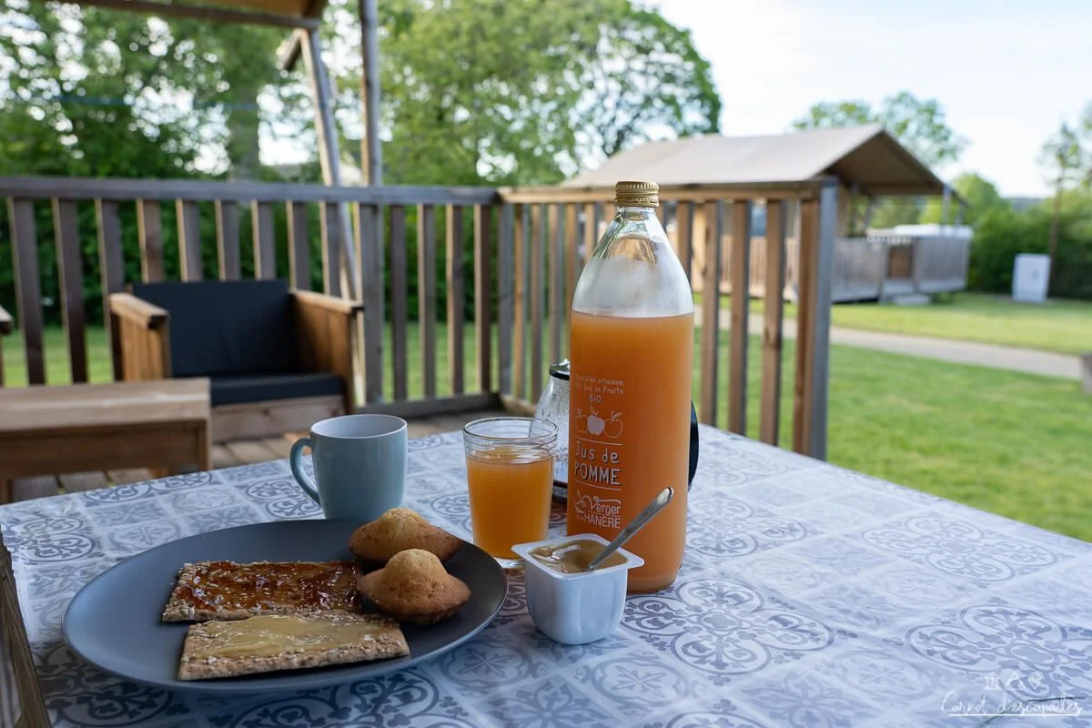 petit-dejeuner-glamping-sainte-suzanne