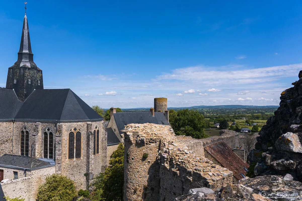 vue-donjon-chateau-sainte-suzanne