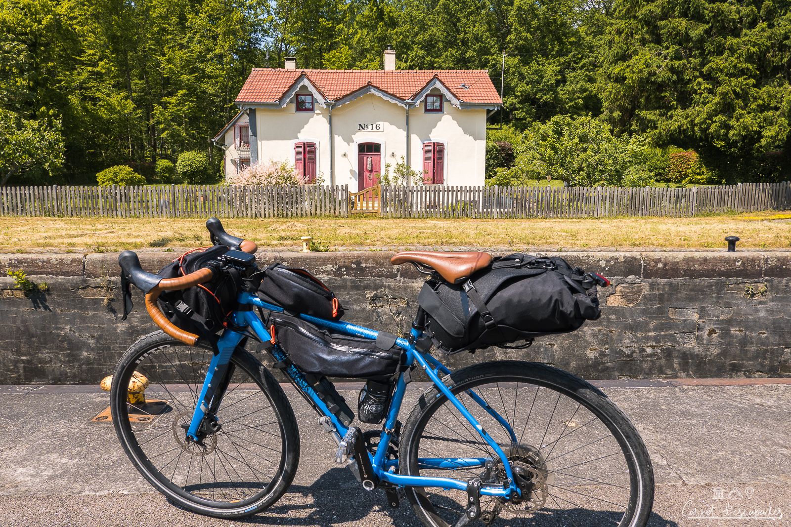 velo-maison-eclusiere-canal-sarre