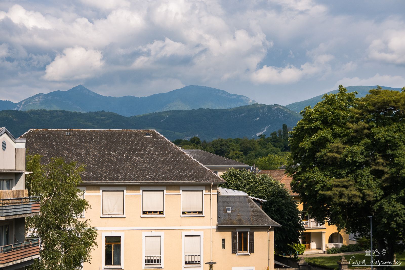 vue-montagnes-kyriad-chambery