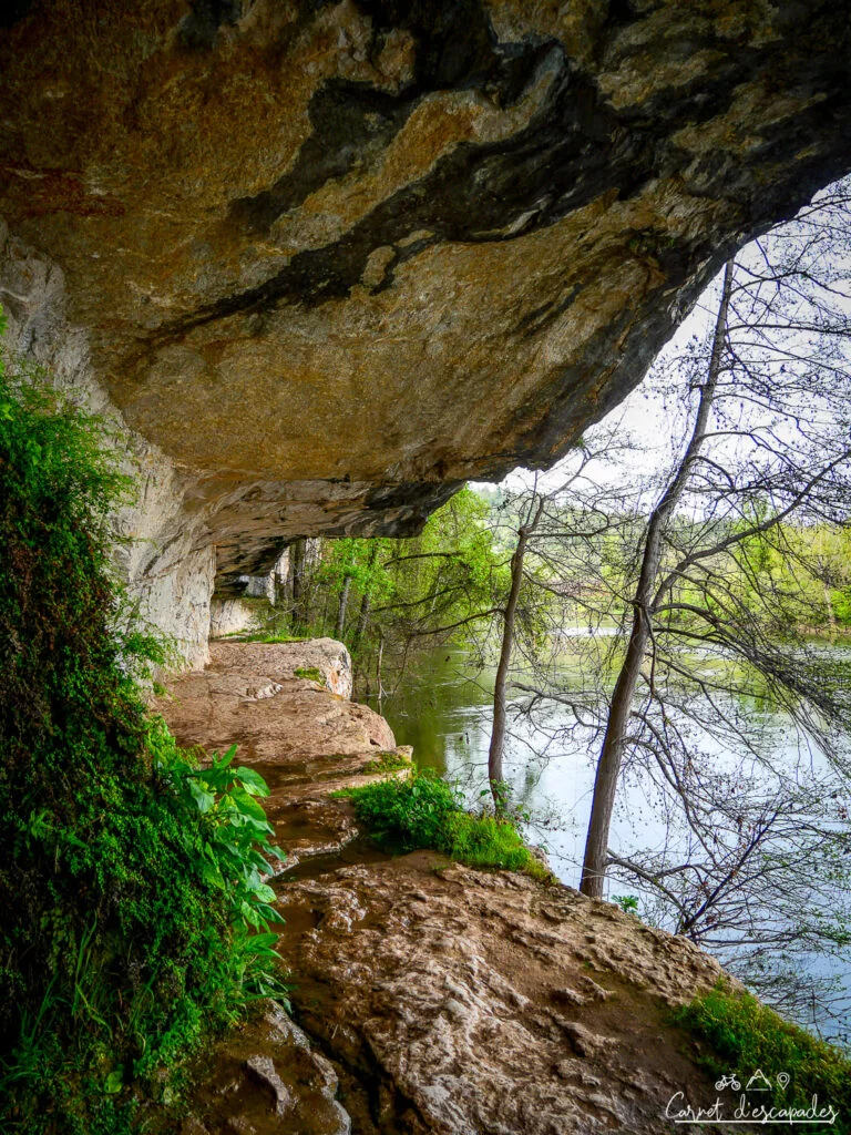 chemin-halage-falaise-creusee-saint-cirq-lapopie