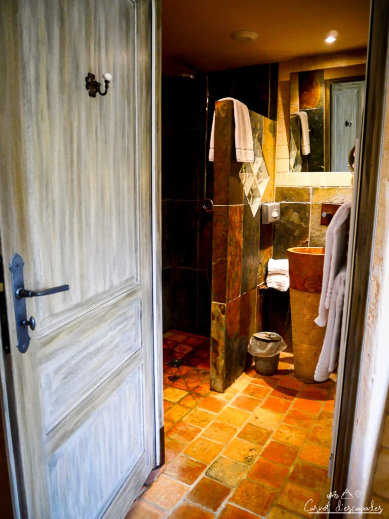 salle-bain-hotel-saint-cirq