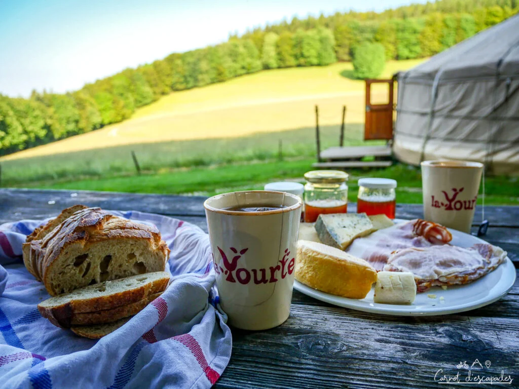 petit-dejeuner-yourte-autre-monde