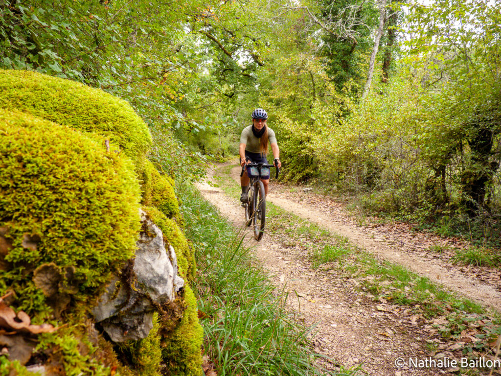 cycliste-muret-mousse