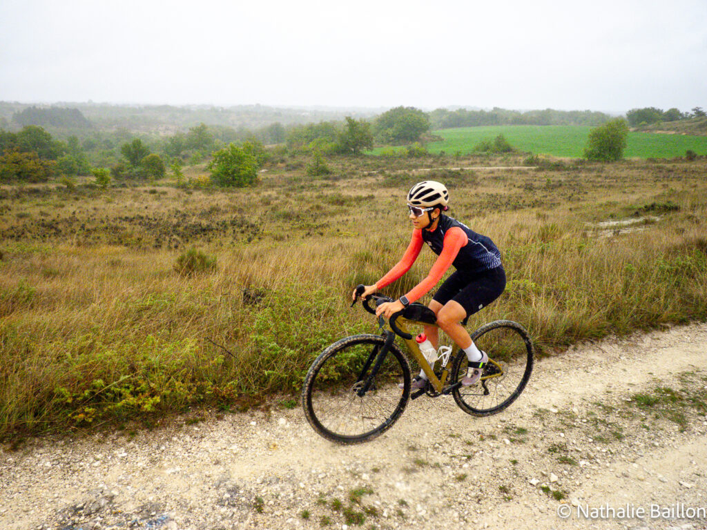 graviers-blancs-cycliste-gravel-plateau-quercy