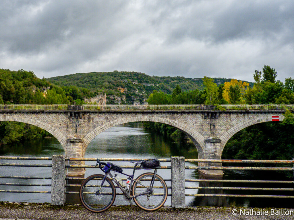 vélo-et-pont-sur-le-lot
