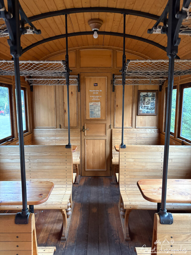 Salle commune dans un train ancien au Forest lodge & Camping à Oberwald (Valais, Suisse)