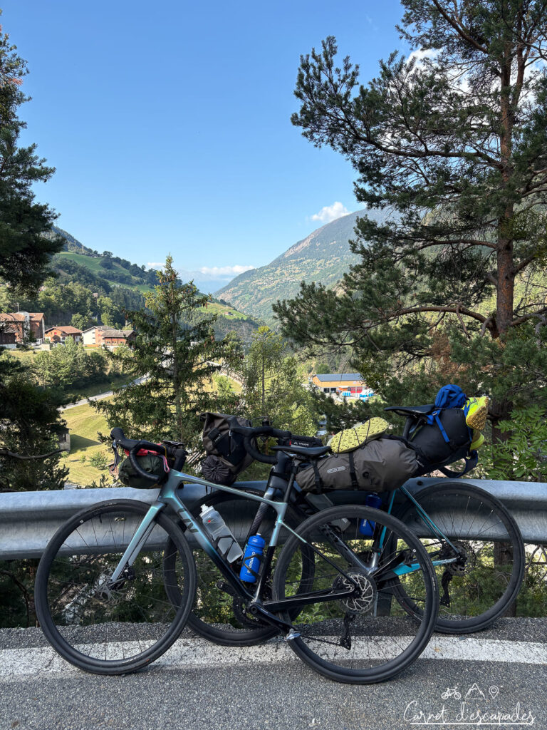 Vélos de route équipés pour le bikepacking sur la Route du Rhône suisse à vélo