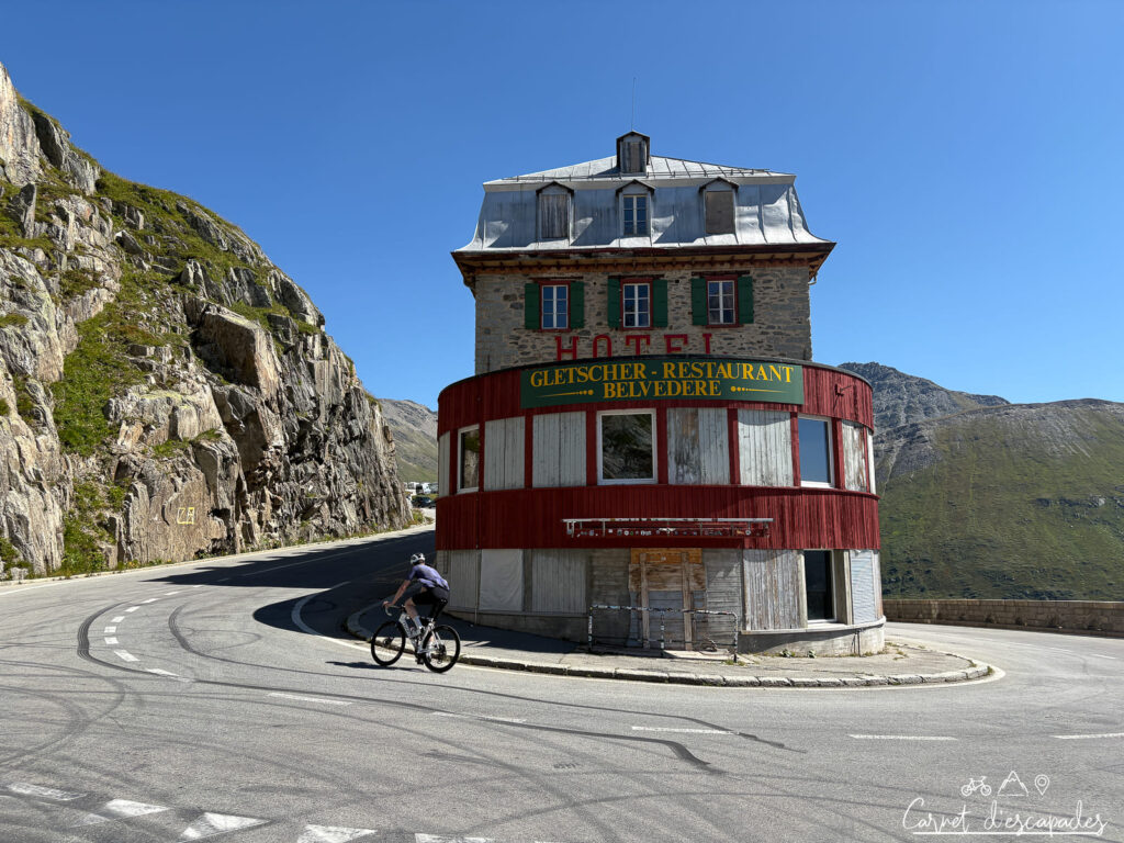 Hôtel Belvédère et cycliste au Col de la Furka (valais, Suisse)