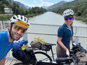 Laurène et Olivier au départ de l'itinéraire bikepacking sur la Route du Rhône en Suisse