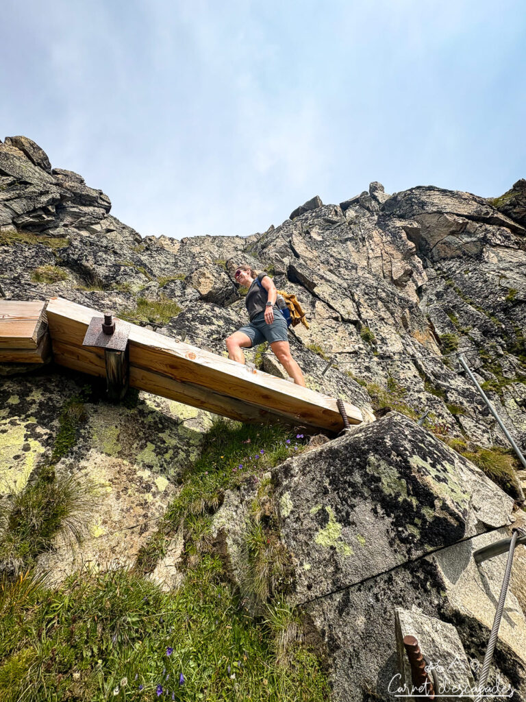 Passerelle d'un chemin de randonnée alpine à Aletsch