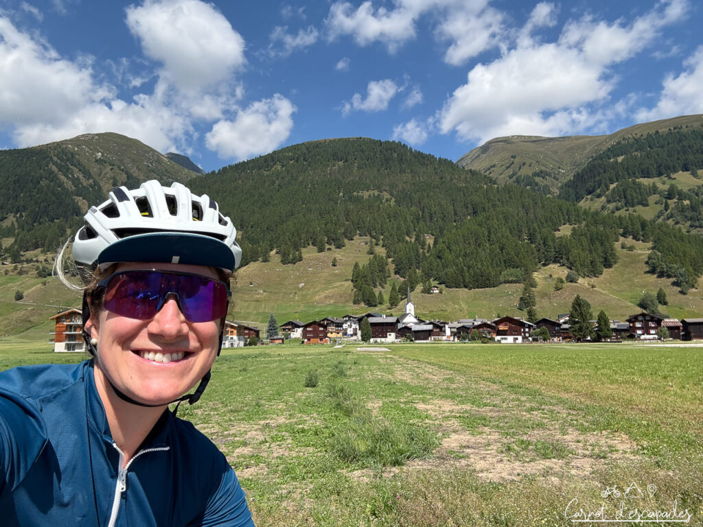 Laurène contente à vélo dans la Vallée de Conches