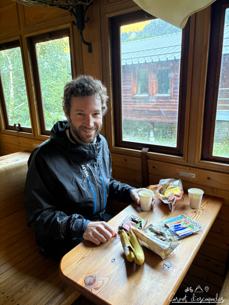 Olivier pique-niquant dans l'ancien train du Forest lodge & Camping à Oberwald