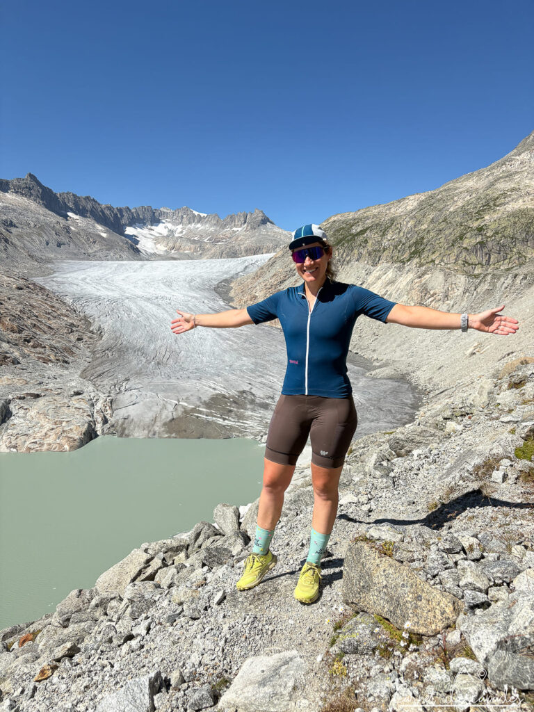 Laurène en mode randonnée en tenue de cycliste devant le Glacier du Rhône