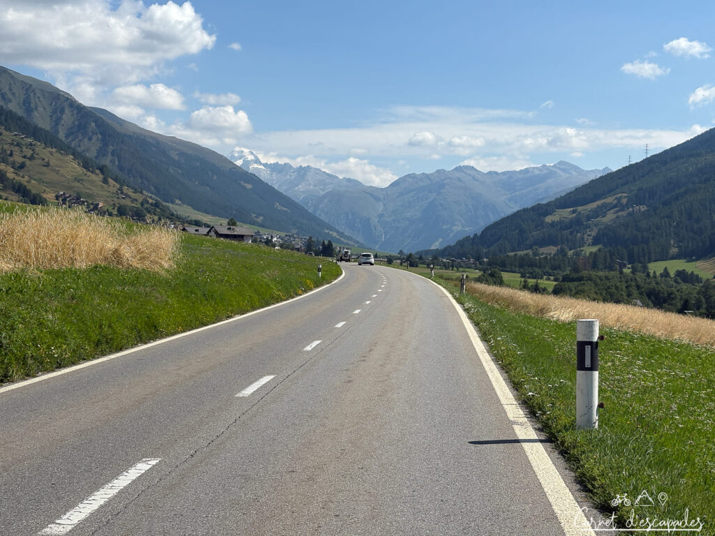Route dans la Vallée de Conches en Suisse