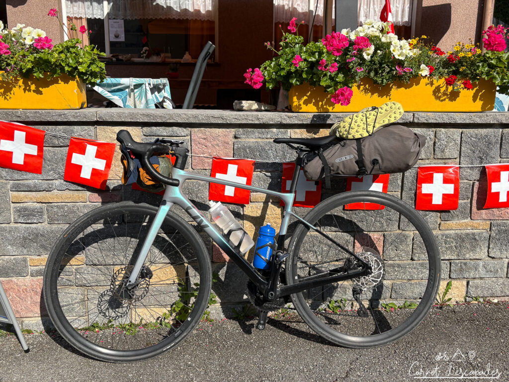 Vélo de route à l'étape au Camping Geschina à Brigue