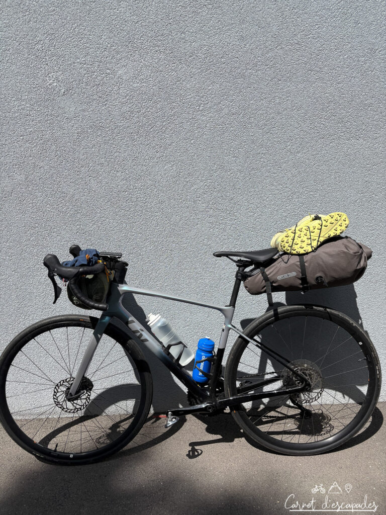 Vélo de route prêt pour le bikepacking! 
