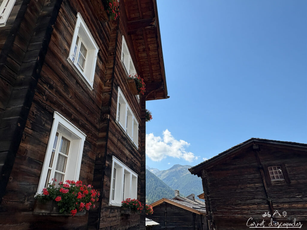 Détail d'un chalet à Münster (Valais, Suisse)