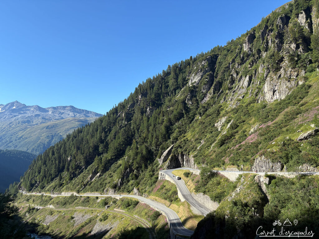 Vue en montant au Col du Grimsel en Suisse