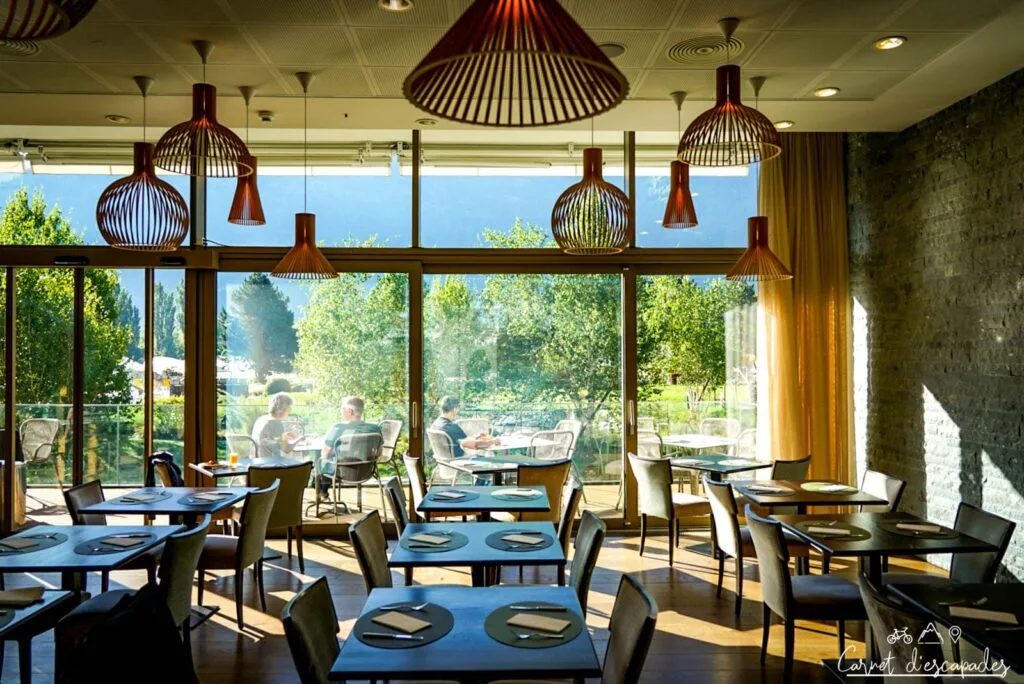 Salle de petit déjeuner à l'hôtel des Bains de Saillon