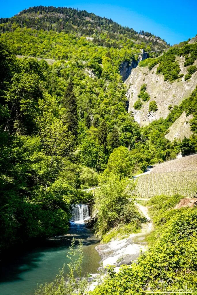 Début des Gorges de Salentze à Saillon et passerelle à Farinet au-dessus