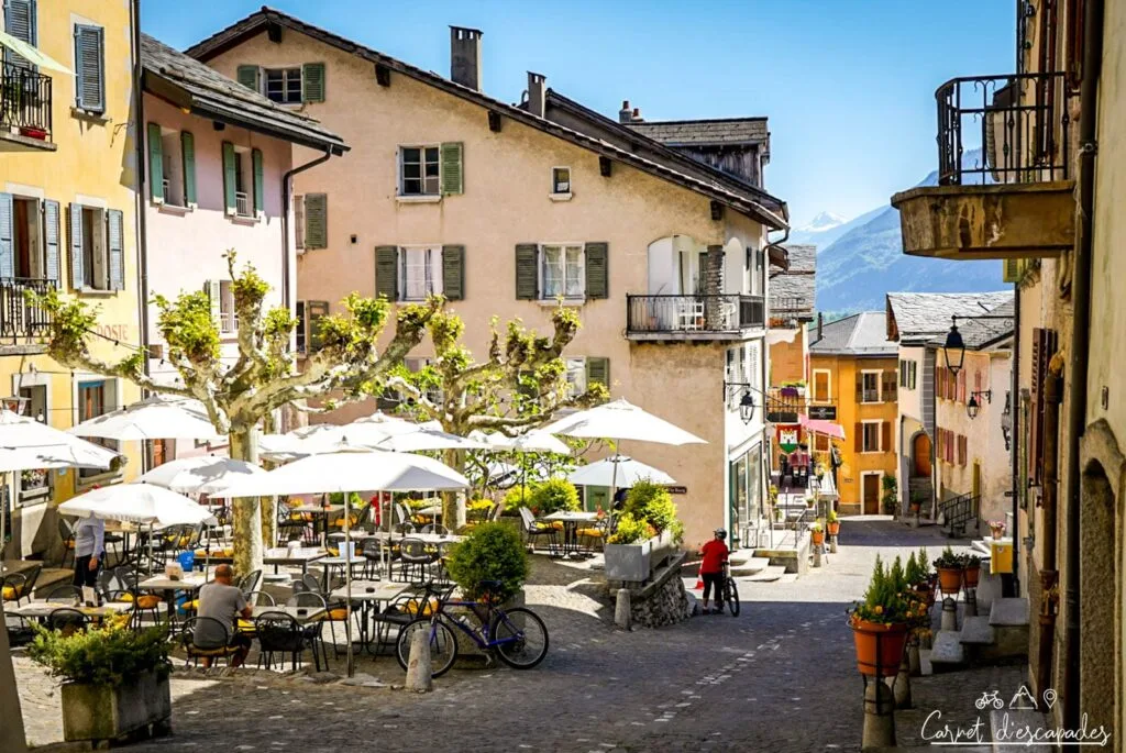 Terrasses dans le bourg médiéval de Saillon en Suisse