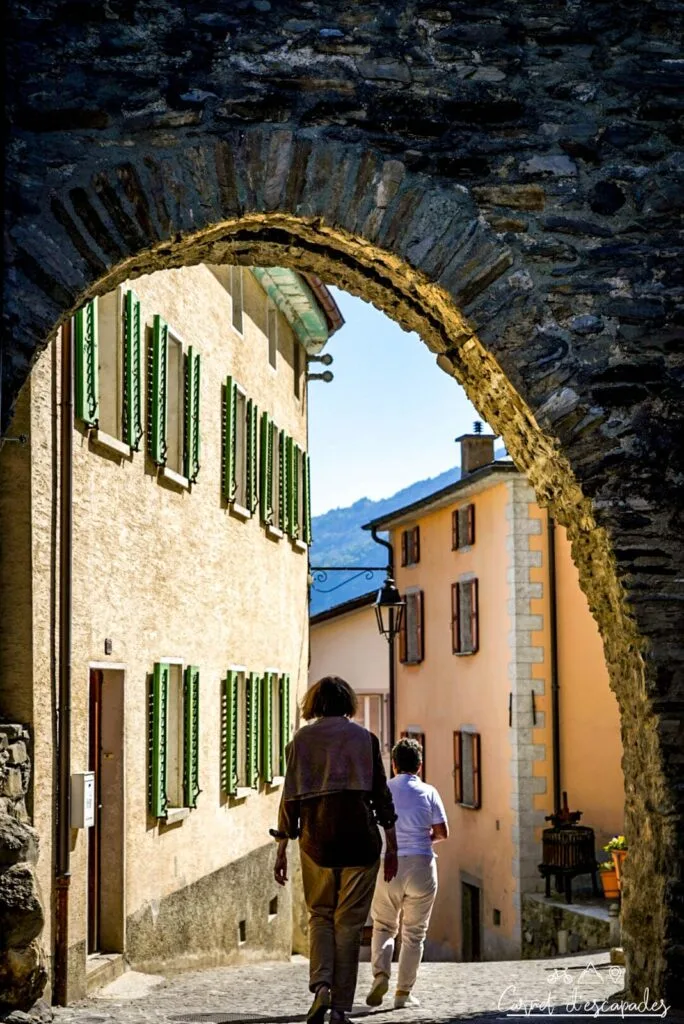 Entrée dans le bourg médiéval de Saillon en Suisse