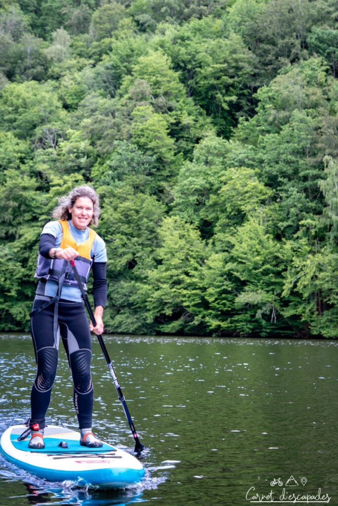 Roelian Oorschot expliquant comment pagayer sur un stand up paddle