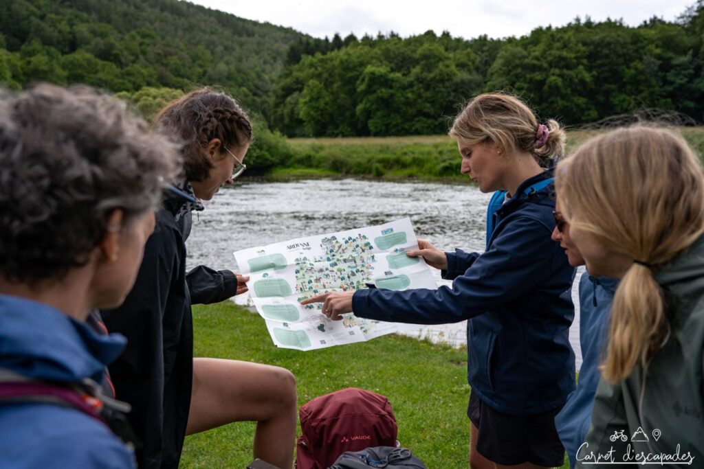 Pauline de Mountainizer nous explique l'itinéraire du jour sur la carte avant le départ de la randonnée