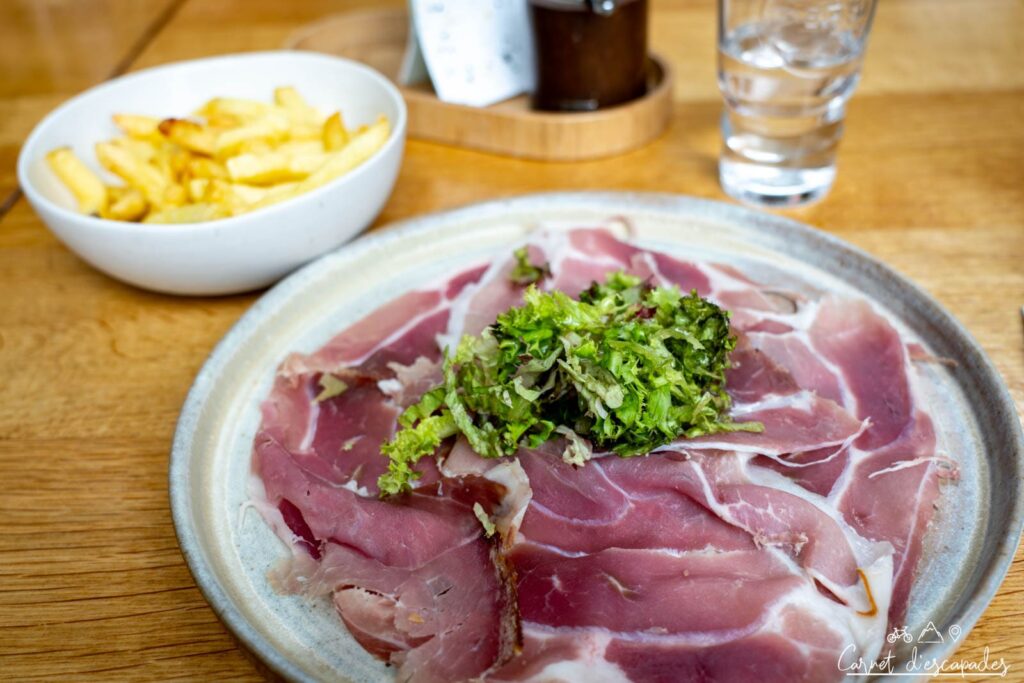 Jambon d'Ardenne et frites à la Brasserie du Simonis à Vresse-sur-Semois