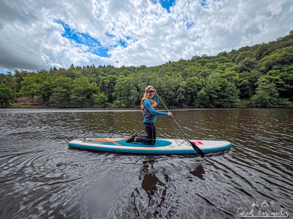 Laurène à genoux sur un paddle au Lac de Nisramont
