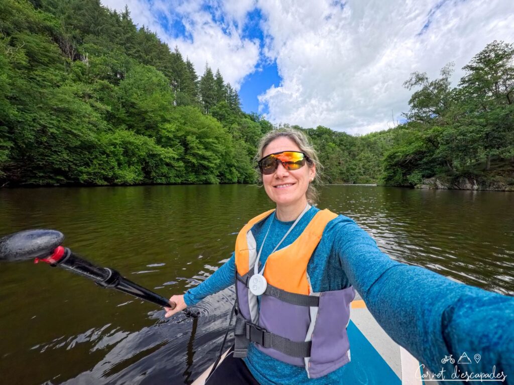 Laurène Philippot assise sur son paddle sur le Lac de Nisramont en Wallonie