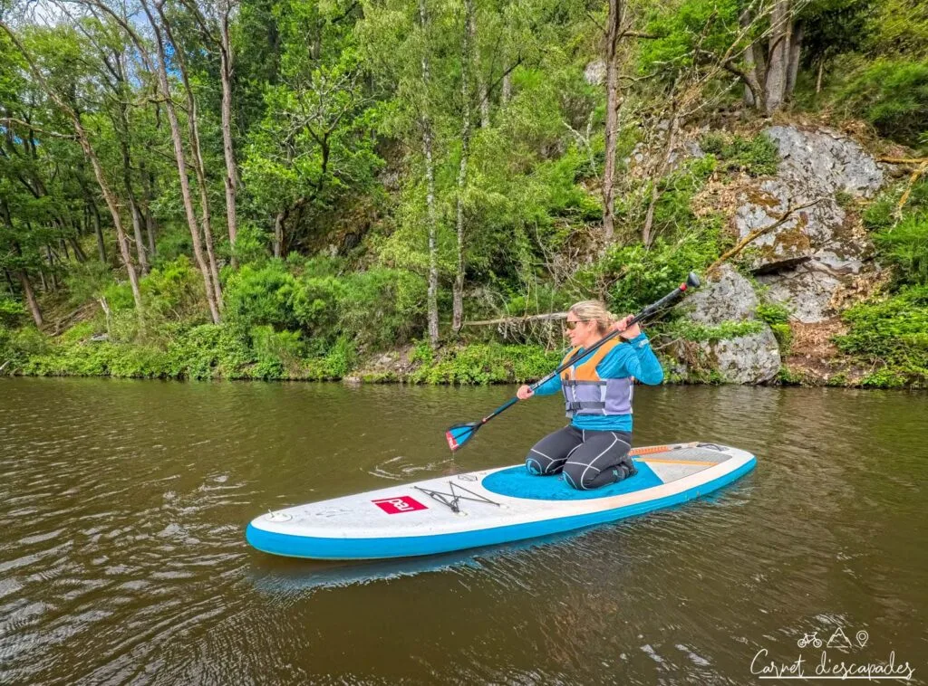 Laurène sut un paddle au Lac de Nisramont