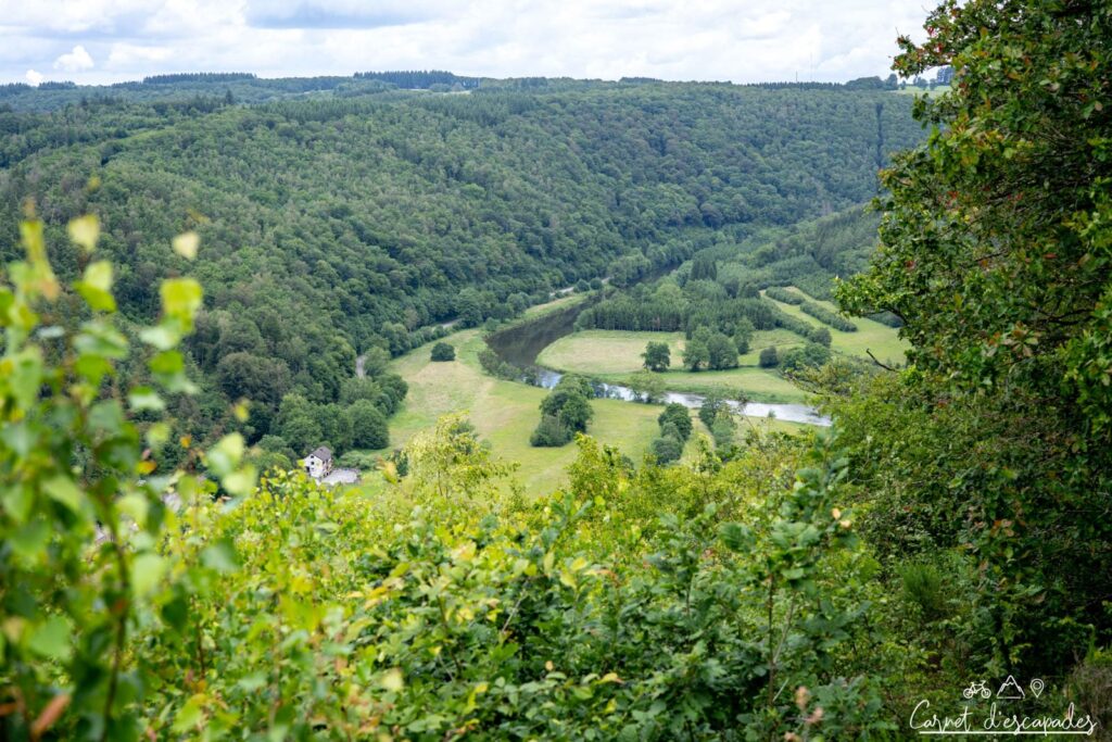 Panorama sur la Semois depuis le point de vue de la Roche à Saloru