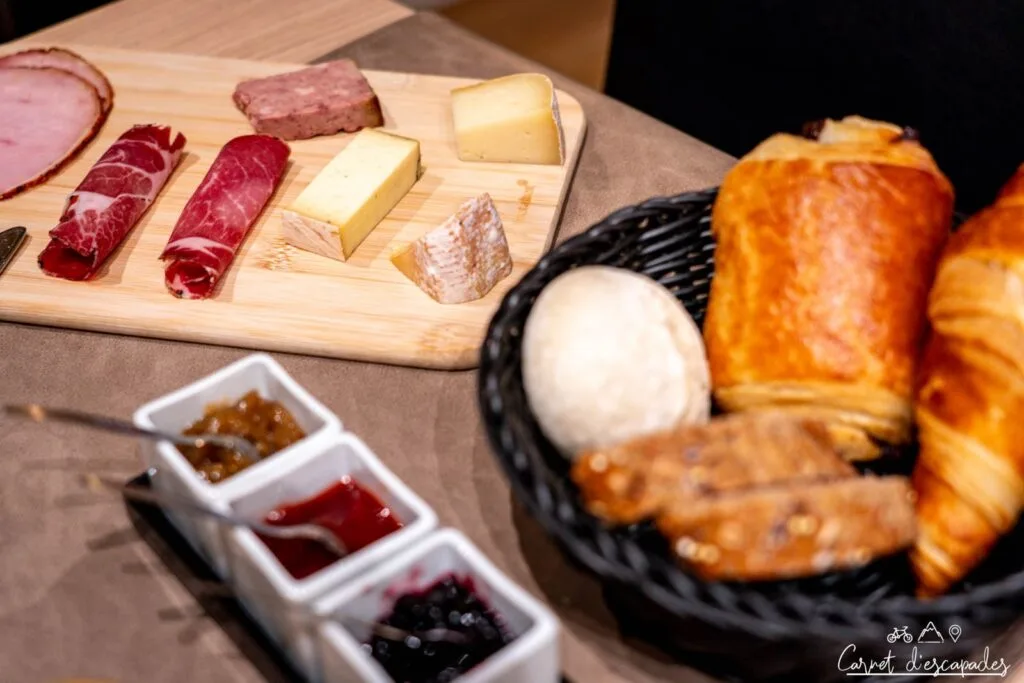 Petit déjeuner à la chambre d'hôtes la Vaulx Renard à Stoumont
