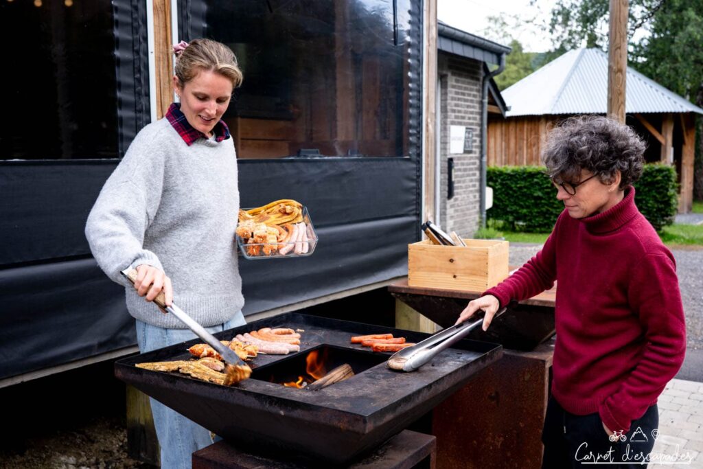 Plancha pour le dîner au Backpackers Camp