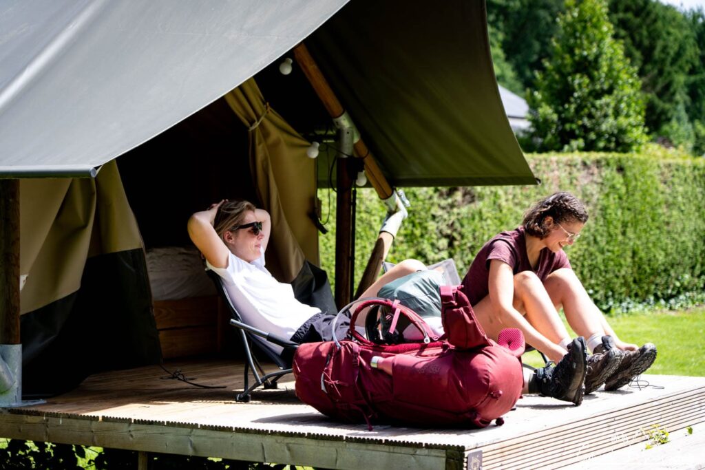 Repos devant les tentes du Backpackers Camp